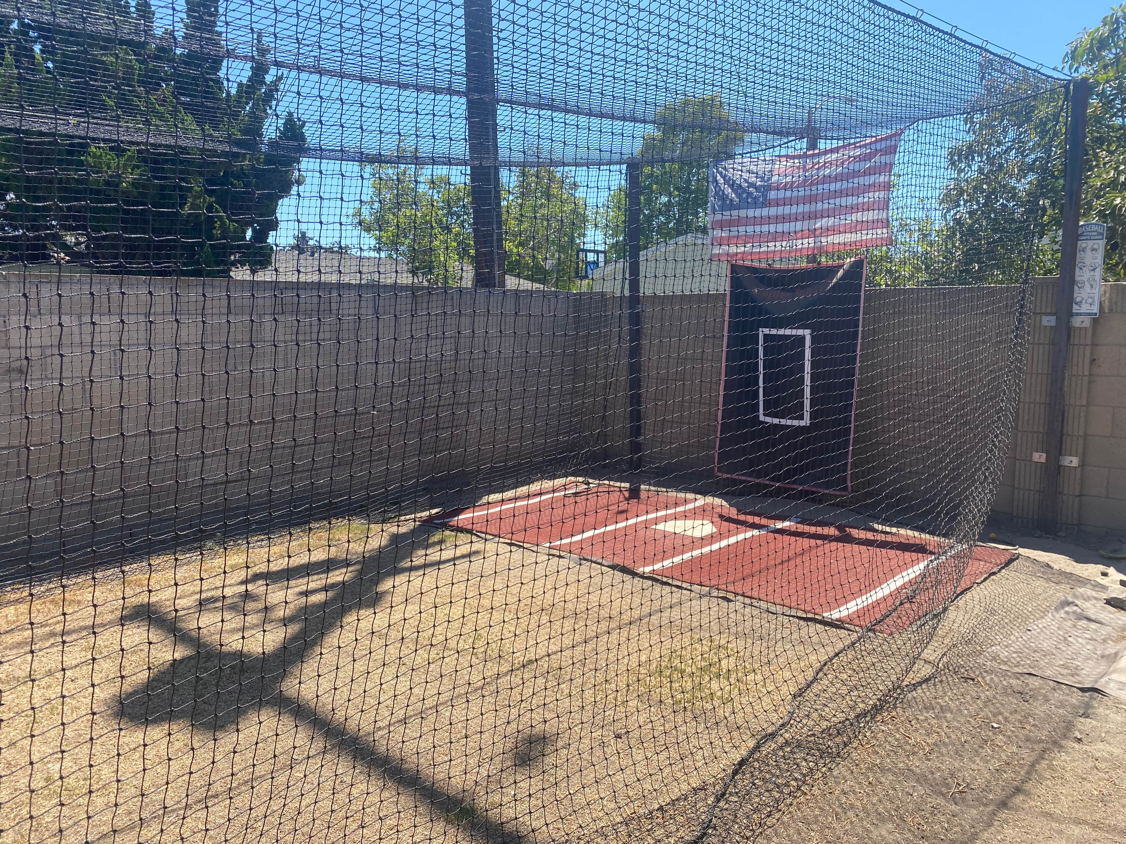My cage comes with a machine pitch, L screen and balls
